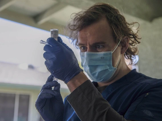 First-year College of Medicine – Phoenix student Colton Cowan preps a COVID-19 vaccine.