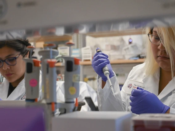 Alyssa Joe (left) and Angel Leslie, students from Diné College in northern Arizona, took part in the Undergraduate Readying for Burgeoning Research for American Indian Neuroscientists (URBRAIN) program, which places Native students at the center of neuroscience research.