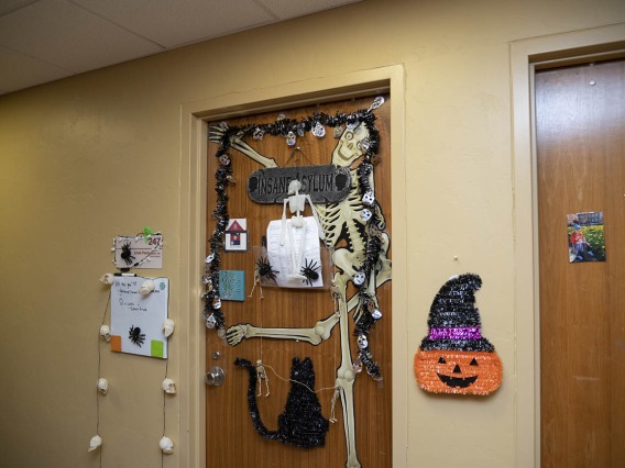 This College of Nursing office door includes all of the Halloween favorites – skeletons, spiders, a black cat and a jack-o’-lantern. 
