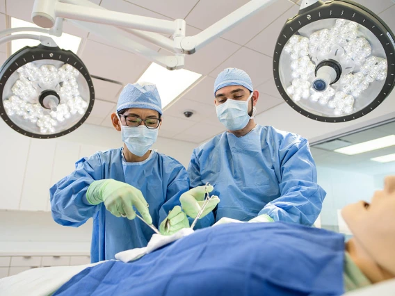 UArizona College of Medicine – Phoenix medical students practice surgical techniques at the Center for Simulation and Innovation. (Photo: University of Arizona College of Medicine – Phoenix)