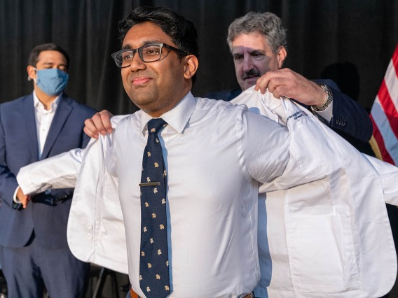 Tahmid Ahmed receives his white coat from Steven Leiberman, MD.