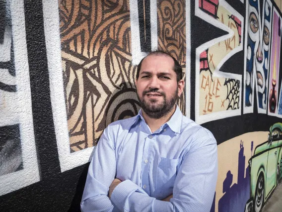 Portrait of Ricardo Correa, MD, of the University of Arizona College of Medicine – Phoenix’s Divison of Endocrinology, outside next to a mural.