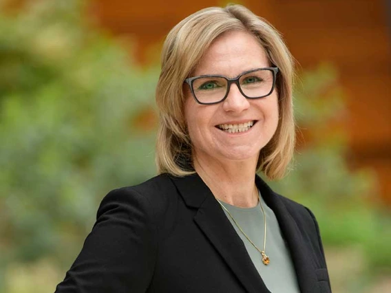 Portrait of Jennifer Barton
