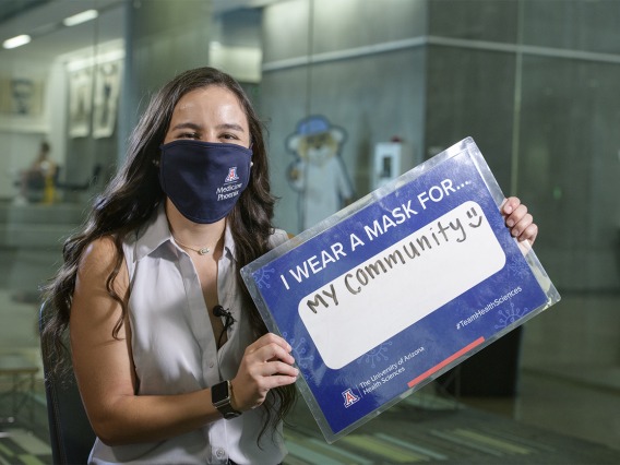 First-year College of Medicine – Phoenix student Natalie Alteri shares a sign that reads, “I wear a mask for my community.” Alteri is one of 32 students from the Colleges of Medicine in Tucson and Phoenix to be awarded a Primary Care Physician Scholarship this fall.