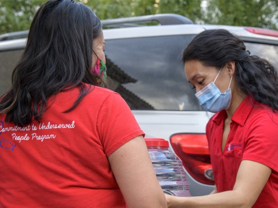 College of Medicine – Tucson fourth-year student Thomasina Blackwater and Lynn Pham of the college’s Association of Native American Medical Students and the Rural Health Professions Program load hand sanitizer into vehicles for delivery to the Navajo Nation. 