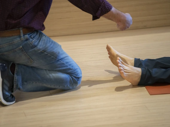 Instructor Andrew Belser, left, points at Ron Bachorski’s feet, explaining that most people experience movement and sensation in slightly different ways.