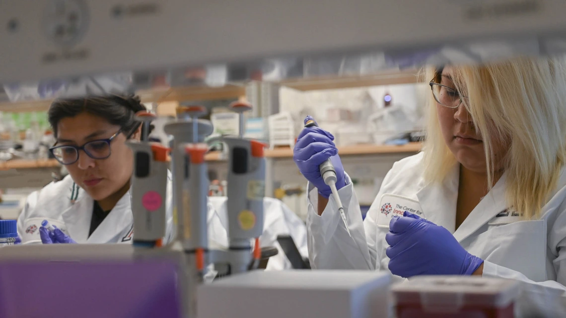 Alyssa Joe (left) and Angel Leslie, students from Diné College in northern Arizona, took part in the Undergraduate Readying for Burgeoning Research for American Indian Neuroscientists (URBRAIN) program, which places Native students at the center of neuroscience research.