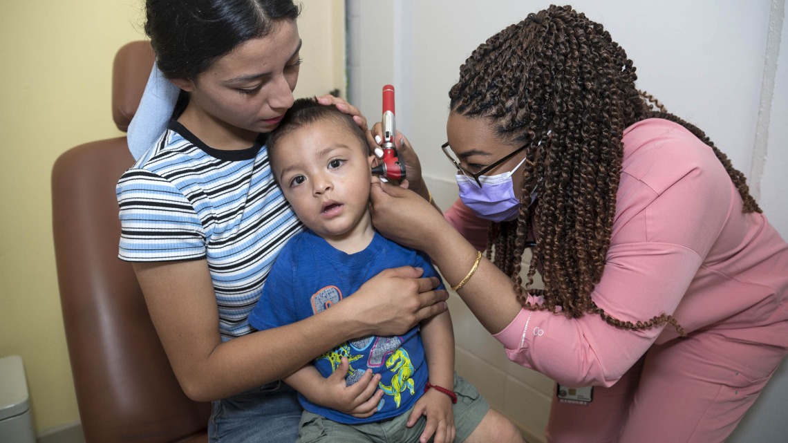 College of Medicine – Tucson student Leenda Osman checks a young patient’s ear at the Rocky Point Medical Centers in Puerto Penasco, Mexico. Volunteers from the MexZona student group at the College of Medicine – Tucson and the Migrant Health Interest Group and Global Health Program at the College of Medicine – Phoenix provide free clinical services to underserved patients in marginalized communities.