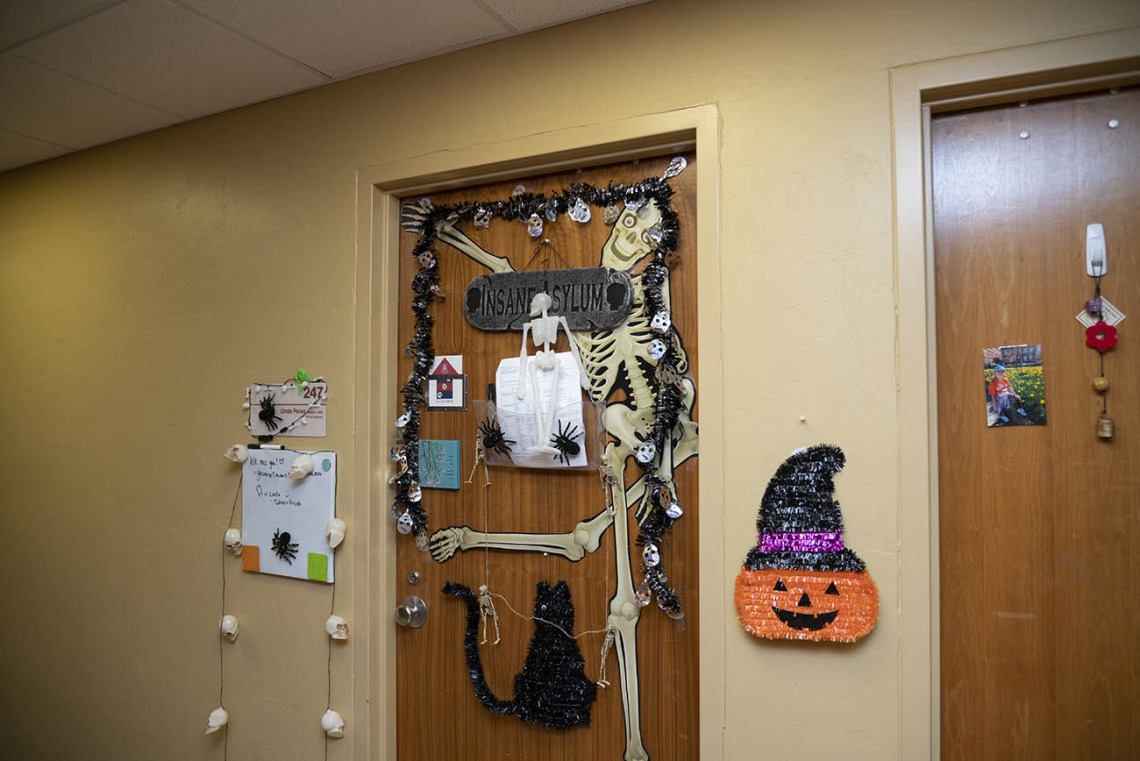 This College of Nursing office door includes all of the Halloween favorites – skeletons, spiders, a black cat and a jack-o’-lantern. 