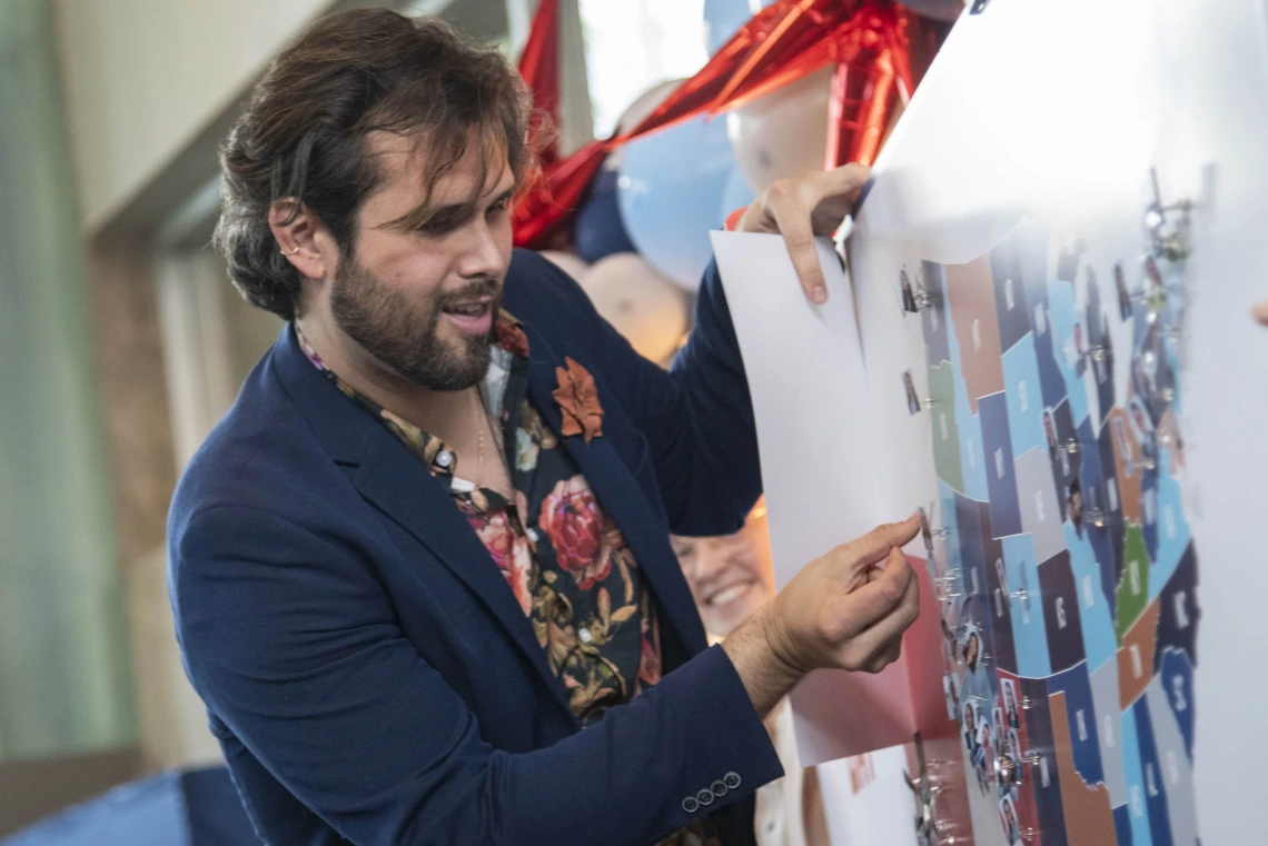 A student from the University of Arizona College of Medicine – Phoenix puts a pin in a map of the United States where he will be doing his residency.  