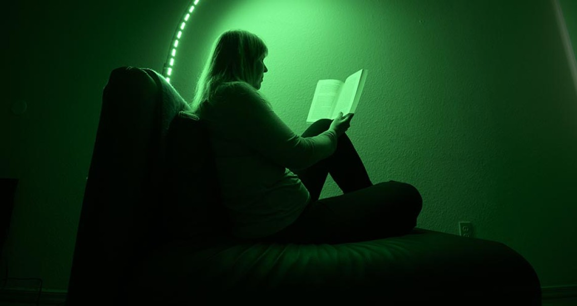 A study by University of Arizona Health Sciences researchers found that green light therapy resulted in about a 60% reduction in the pain intensity of the headache phase and number of days per month people experienced migraine headaches.