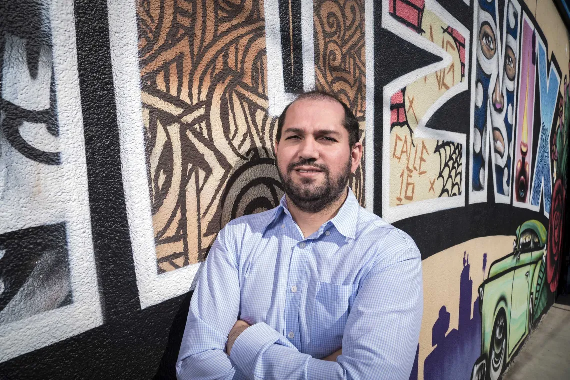 Portrait of Ricardo Correa, MD, of the University of Arizona College of Medicine – Phoenix’s Divison of Endocrinology, outside next to a mural.