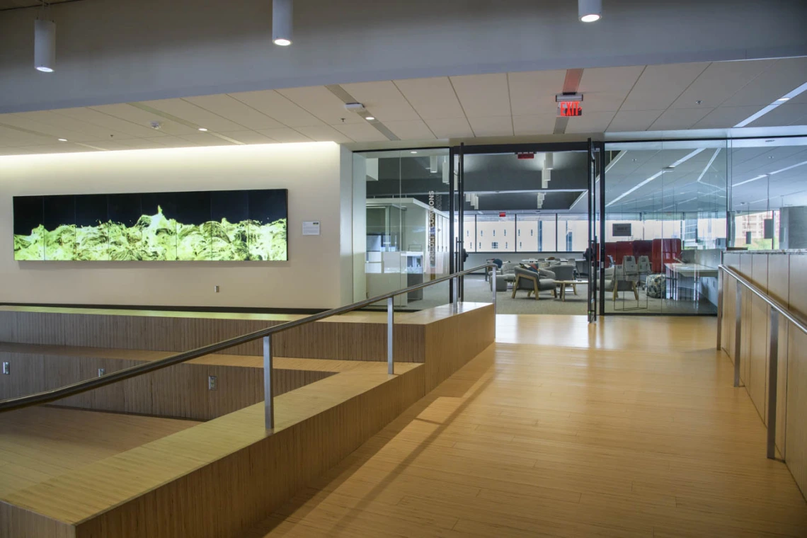 At the top of The Forum, the second floor hosts The Golden Waves digital artwork of the El Mirador Project, which enhances the entrance to the Faculty Commons + Advisory space.