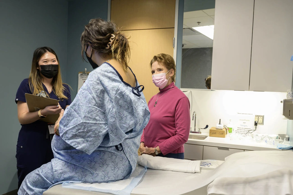 UArizona College of Nursing Doctor of Nursing Practice student interviews a pregnant patient during a clinical immersion session. 