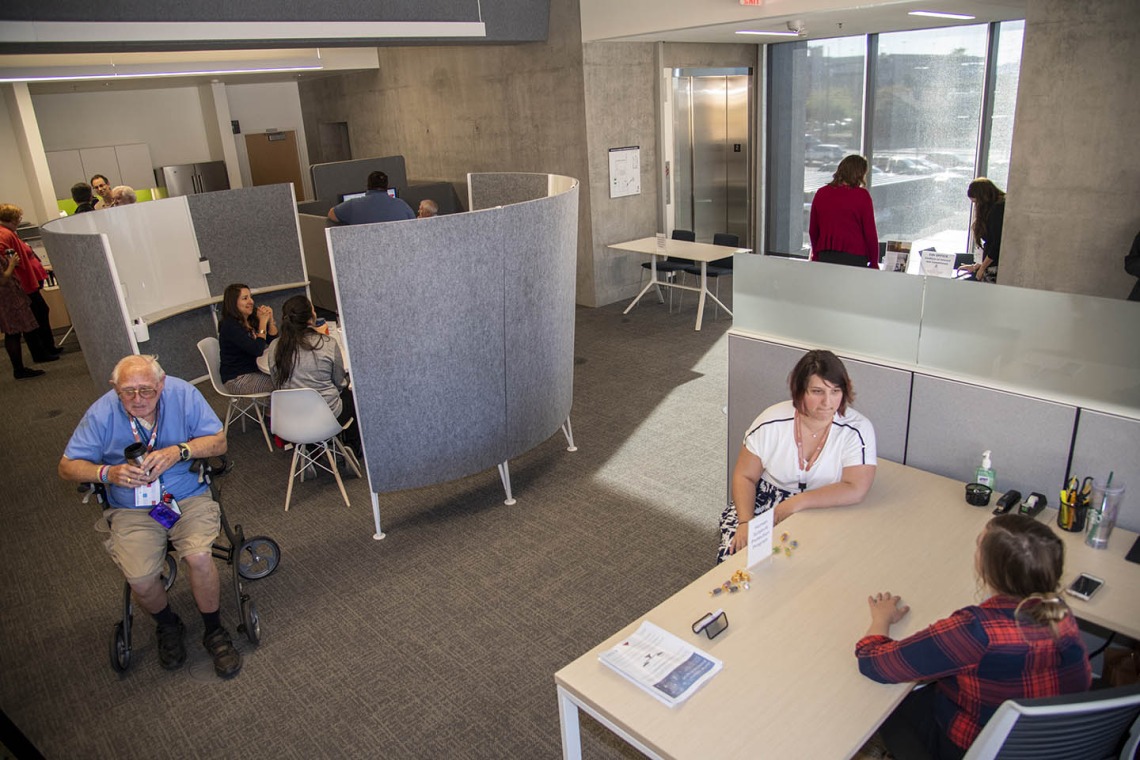 The Faculty Commons + Advisory is a space designed for Health Sciences faculty to connect and collaborate. Half of the space is filled with intimate meeting spots, booths, tables and small nooks make it easy to meet on the fly or schedule a conversation with colleagues.