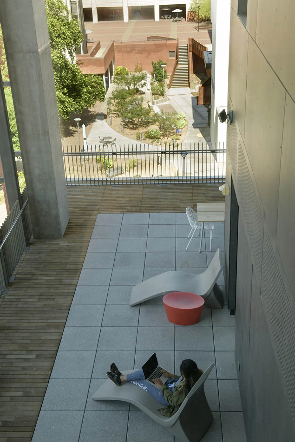 Lounge chairs are available for those who find their way to this unusual open-air balcony on the fourth floor of the Health Sciences Innovation Building. This north and east facing balcony’s roof is three-stories up and has tables and chairs. 