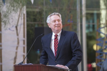 College of Medicine – Phoenix Dean Guy Reed, MD, speaks to the gathered crowd at the Phoenix Bioscience Core before the 2022 Residency Match Day event on March 18, 2022.