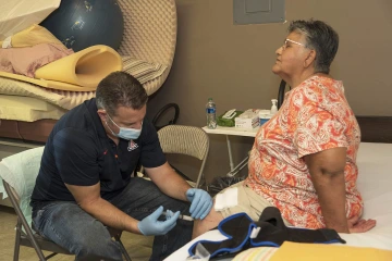 College of Medicine – Tucson clinical assistant professor of orthopedic surgery Michael Miller, MD, injects a patient’s knee.