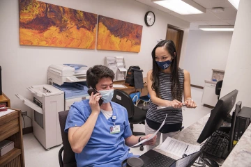 Joseph Gunderson (izquierda) es uno de los muchos estudiantes de medicina que adquirió experiencia práctica en una variedad de roles en la Clínica Familiar Shubitz, que incluye un equipo de de atención donde los estudiantes funcionan como trabajadores sociales médicos o trabajadores de casos conectando a los pacientes con los recursos que necesitan.