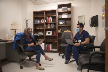 La Dra. Patricia Lebensohn (izquierda), directora médica de las clínicas CUP, revisa un caso con Díaz, un estudiante de medicina que atiende a los pacientes de la Clínica Familiar Shubitz.