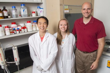 Dr. Streicher, pictured in 2018 with then-undergraduate researchers Carrie Stine (center) and Caleb Kim (left), creates a collegial lab environment that also fosters autonomy in student researchers.