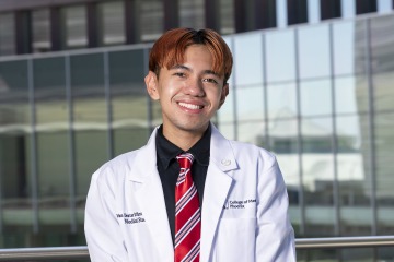 A portrait of UArizona College of Medicine – Phoenix medical student Van Dexter Van Dexter Difuntorum Calo 