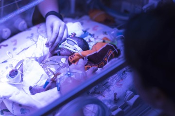A baby born with bilirubin receives blue light therapy.