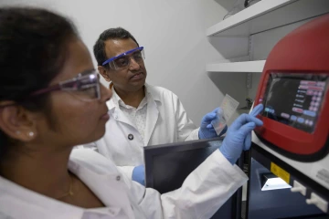 CAMI researchers use a device to analyze cancer-specific protein bands