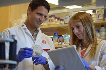 The Campos Lab at the University of Arizona research focuses on better understanding the infectious process of the human papillomavirus (HPV): how it efficiently enters our cells and brings instructions to make more of itself.