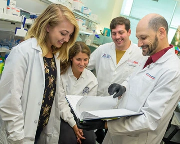 Jonathan Lifshitz, PhD, collaborating with colleagues. Photo by Sun Czar Belous, UA Media Productions.