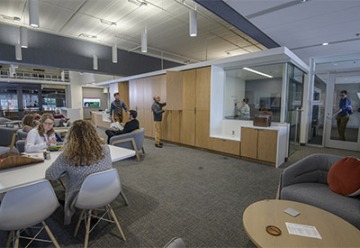 The Faculty Commons and Advisory space fosters cross-campus collaboration.