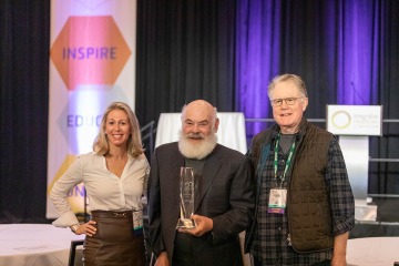 Aly Cohen, MD (left), a 2014 graduate of the Andrew Weil Center for Integrative Medicine’s Fellowship in Integrative Medicine, presented the leadership award to Dr. Weil, with Woodson Merrell, MD, chair of the Integrative Healthcare Symposium on right. (Courtesy Integrative Healthcare Symposium)