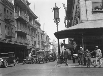 As the bubonic plague spread in the early 1900s, San Francisco’s Chinatown was the subject of a quarantine order that was later struck down as it failed to treat everyone equally under the law. (Genthe photograph collection, Library of Congress, Prints and Photographs Division.)