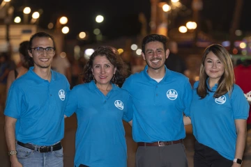 De izquierda a derecha, Edgar Villavicencio, MPH, Rosi M. Vogel, MBA, CHC, Dr. David García y Melissa Lopez-Pentecost, MS, RDN, se reúnen en el Tanque Verde Swap Meet en el sur de Tucson, donde han sido pioneros conectanco observando la cultura y el habla hispana para lograr la participación de la comunidad en pruebas clínicas, particularmente en hombres.