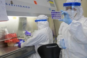 (left to right) Jennifer Uhrlaub and Rachel Wong perform assays in Dr. Nikolich-Žugich’s lab.