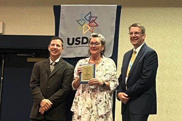 Janet Major accepts Gold Award at United States Distance Learning Association's National Conference.