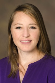 Amber Rice, MD, es profesora asistente en el Departamento de Medicina de Emergencia y directora médica del Distrito de Bomberos del Noroeste.