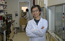 Jun Wang, PhD, in lab at Skaggs Pharmaceutical Sciences Center, UArizona College of Pharmacy. (Photo: Kris Hanning/University of Arizona Health Sciences)
